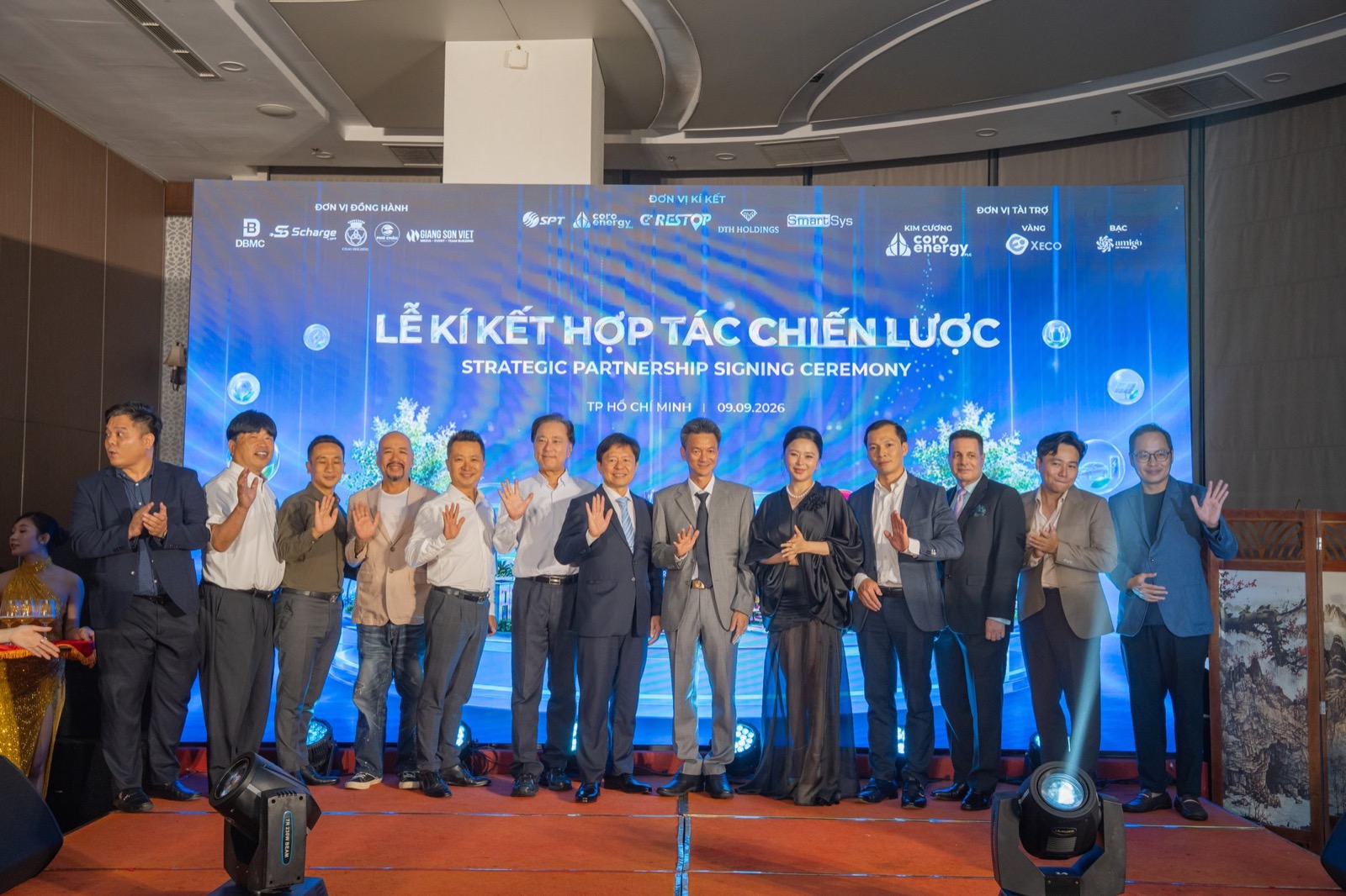 Đại diện các bên tham gia ký kết đứng thành hàng trên sân khấu trước màn hình LED mang dòng chữ Lễ ký kết hợp tác chiến lược, Thành phố Hồ Chí Minh ngày 09.09.2026
