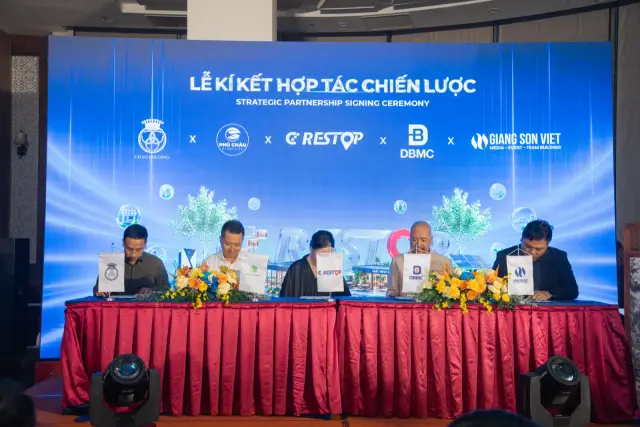 세 번째 서명 순서: Chao Holding, Phu Chau, CD Restop, DBMC, Giang Son Viet 대표들이 서명석에 착석